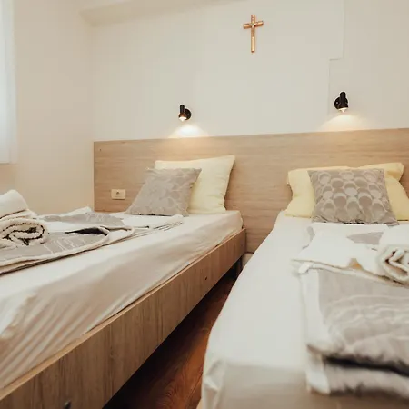 Sobe Francis Vendégház *